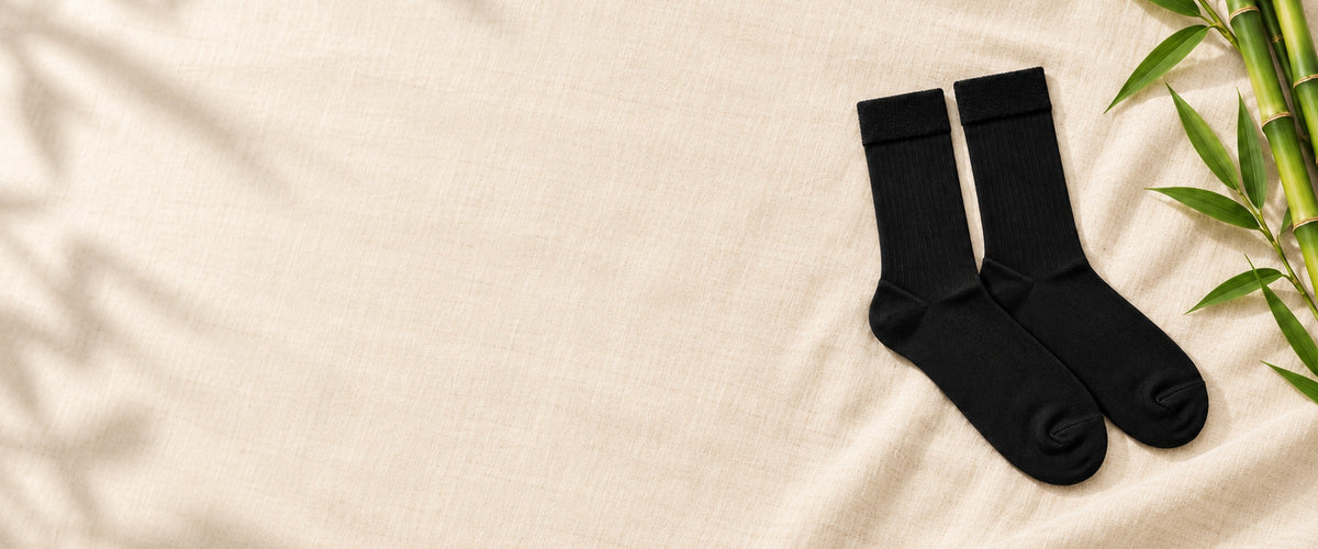 Dravo Bamboo socks – black pair on linen with bamboo